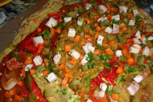 Piept umplut cu omleta si sos de ardei copt