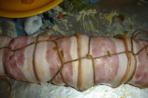 Piept umplut cu omleta si sos de ardei copt
