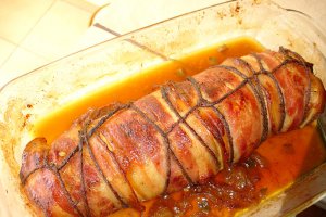 Piept umplut cu omleta si sos de ardei copt