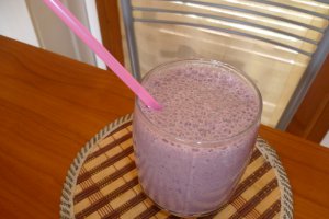 Milkshake de banane cu dulceata de mure