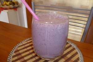 Milkshake de banane cu dulceata de mure