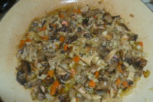 Paste cu mix de ciuperci si sos de rosii