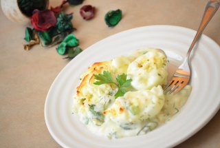 Oua gratinate cu sos bechamel