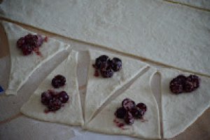 Cornuri pufoase cu cirese si cocos