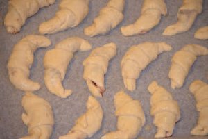 Cornuri pufoase cu cirese si cocos
