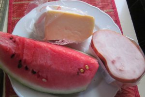 Salata de lubenita cu sunca si cascaval