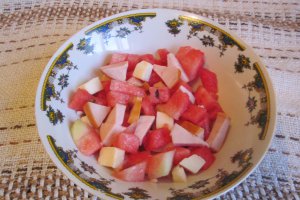 Salata de lubenita cu sunca si cascaval