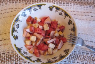 Salata de lubenita cu sunca si cascaval