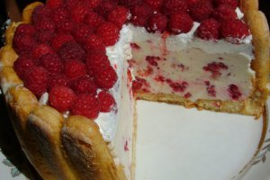 Tort cu zmeura si iaurt