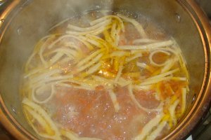 Ciorba de perisoare cu taitei de casa