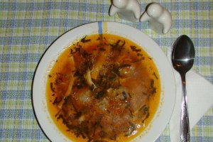 Ciorba de perisoare cu taitei de casa