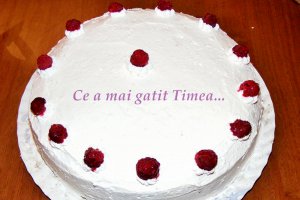 Tort cu frisca si zmeura