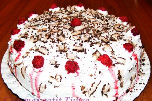 Tort cu frisca si zmeura
