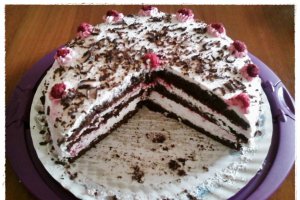 Tort cu frisca si zmeura