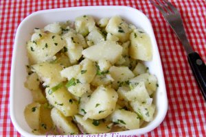Cartofi noi cu patrunjel verde