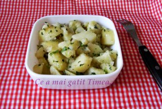 Cartofi noi cu patrunjel verde