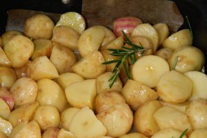 Cartofi noi cu unt de arahide si rozmarin la cuptor
