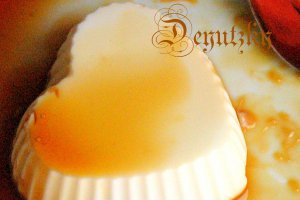 Panna cotta cu sirop de caramel