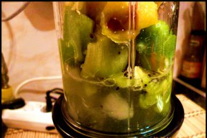 Smoothie de kiwi si piersici