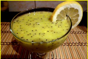 Smoothie de kiwi si piersici