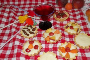 Mini tarte cu crema de vanilie