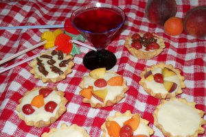 Mini tarte cu crema de vanilie