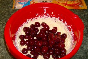 Placinta cu branza, visine si caise