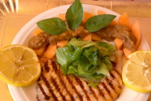 Peste sabie cu garnitura de salata verde si pepene galben