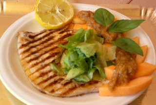 Peste sabie cu garnitura de salata verde si pepene galben