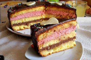 Tort cu crema ganaj de ciocolata neagra si mousse de visine