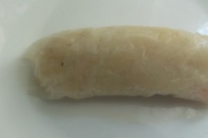 Rulou de salau in foaie de orez servit cu garnitura de dovlecei,  baby morcovi si baby pastarnac sote