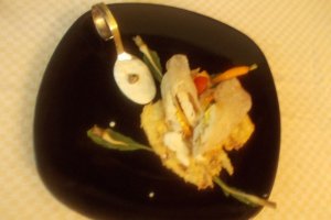 Rulou de salau in foaie de orez servit cu garnitura de dovlecei,  baby morcovi si baby pastarnac sote