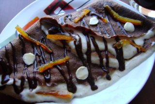 Clatite cu ciocolata si crema Chantilly