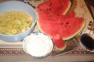 Cocktail de fructe cu iaurt si topping de visine