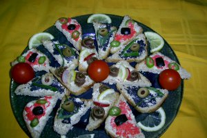 Tartine cu icre capelin si anchoise