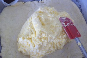 Placinta cu foi fragede si branza dulce