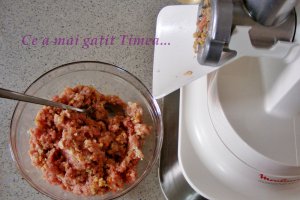 Reteta gustoasa de ardei umpluti cu carne tocata, in sos dulce aromat