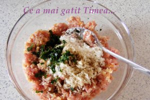 Reteta gustoasa de ardei umpluti cu carne tocata, in sos dulce aromat