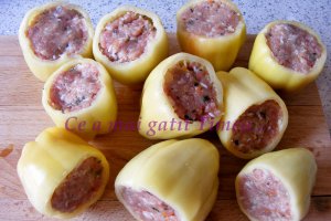 Reteta gustoasa de ardei umpluti cu carne tocata, in sos dulce aromat