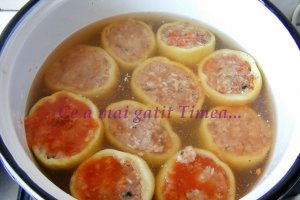 Reteta gustoasa de ardei umpluti cu carne tocata, in sos dulce aromat