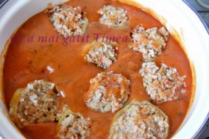 Reteta gustoasa de ardei umpluti cu carne tocata, in sos dulce aromat