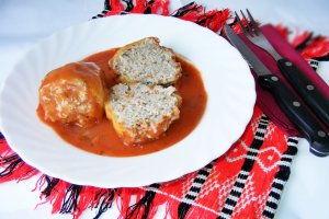 Reteta gustoasa de ardei umpluti cu carne tocata, in sos dulce aromat