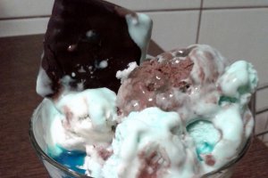 Inghetata de curacao, pina colada si ciocolata