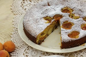 Tarta cu caise si budinca de vanilie