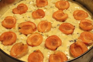 Tarta cu caise si budinca de vanilie