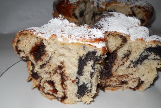Cozonac cu mac si dulceata de prune