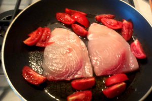 Tortulet din peste sabie cu rosii