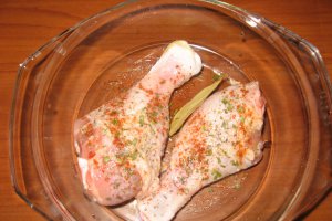 Ciocanele de pui la cuptor si cartofi cu marar