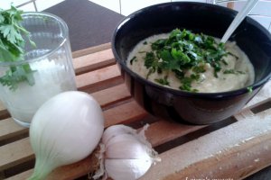 Salata de vinete cu usturoi, iaurt si patrunjel verde