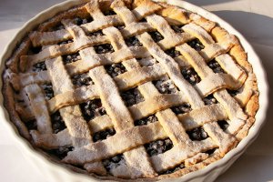Tarta cu piersici si afine